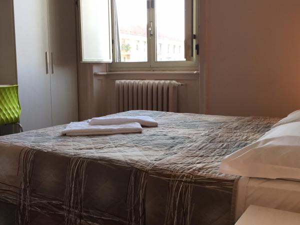 Hotel Kennedy : photo 5 de la chambre chambre double ou lits jumeaux avec salle de bains