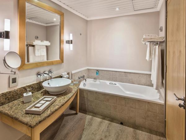 Le Suffren Hotel & Marina : photo 2 de la chambre hébergement supérieur (2 lits queen-size)