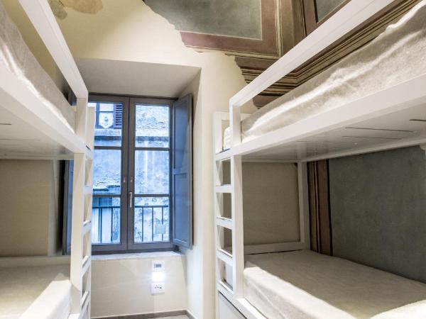 Little Italy Hostel Ex Chiesa S Donato : photo 1 de la chambre lit dans dortoir mixte de 8 lits