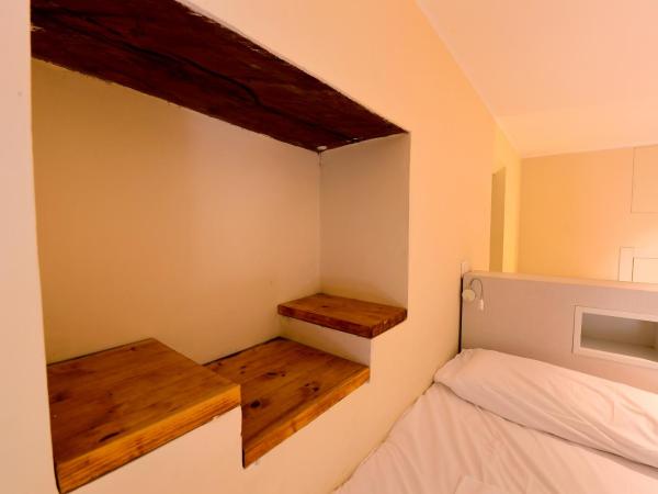 Little Italy Hostel Ex Chiesa S Donato : photo 7 de la chambre lit dans dortoir pour femmes de 4 lits