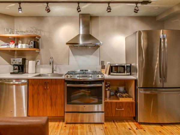 Nashville Riverfront Lofts : photo 2 de la chambre deluxe king suitedowntown deluxe king suite w/kitchen & living room - unit 1