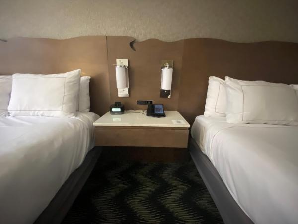 Hilton Houston North : photo 5 de la chambre chambre avec 2 grands lits queen-size 