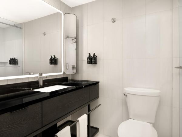 Revery Toronto Downtown, Curio Collection by Hilton : photo 3 de la chambre chambre lit king-size avec douche accessible en fauteuil roulant - adaptée aux personnes à mobilité réduite