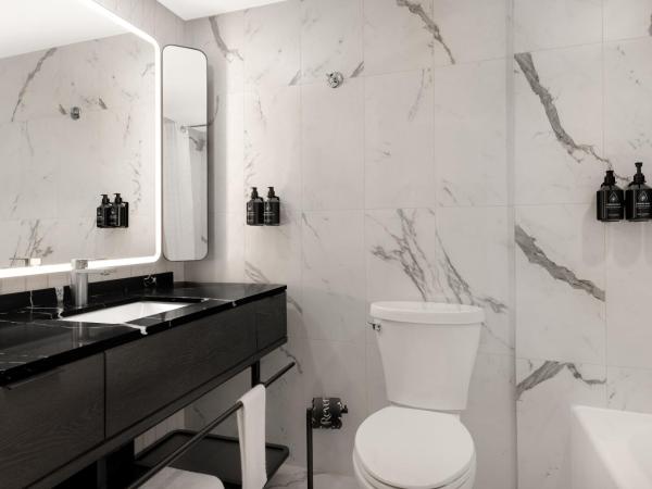 Revery Toronto Downtown, Curio Collection by Hilton : photo 1 de la chambre chambre avec 2 grands lits queen-size