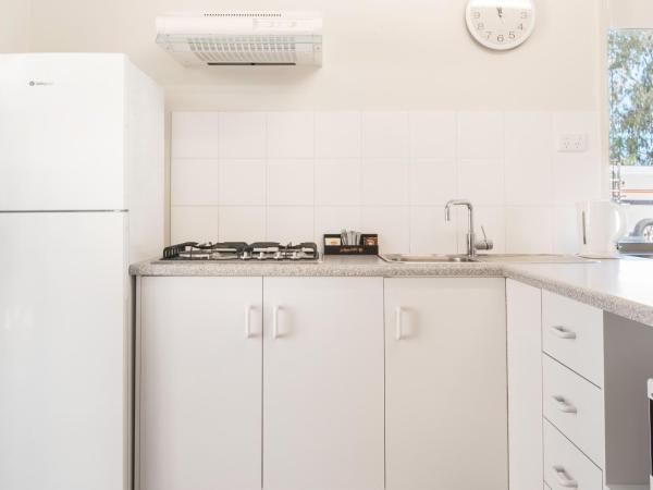 Echo Holiday Parks - Windsor Gardens : photo 8 de la chambre standard 1 bedroom cabins