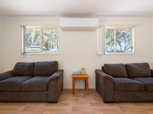 Echo Holiday Parks - Windsor Gardens : photo 9 de la chambre standard 2 bedroom cabins