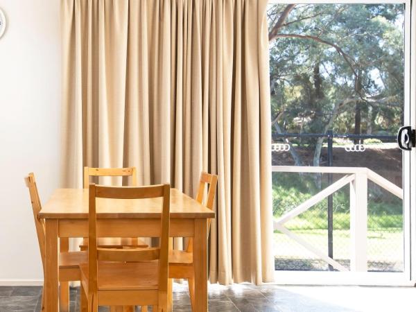 Echo Holiday Parks - Windsor Gardens : photo 10 de la chambre standard double cabins