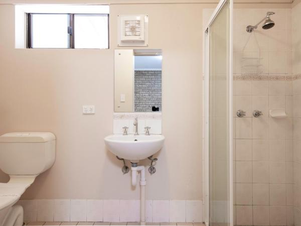 Echo Holiday Parks - Windsor Gardens : photo 9 de la chambre budget units – king