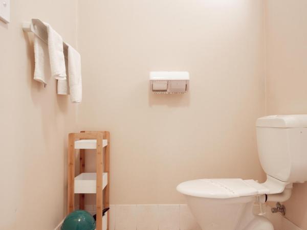 Echo Holiday Parks - Windsor Gardens : photo 8 de la chambre budget units – king