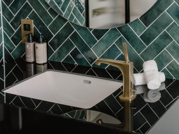 The Halyard Liverpool, Vignette Collection, an IHG Hotel : photo 6 de la chambre one-bedroom suite with balcony and dock view - top floor