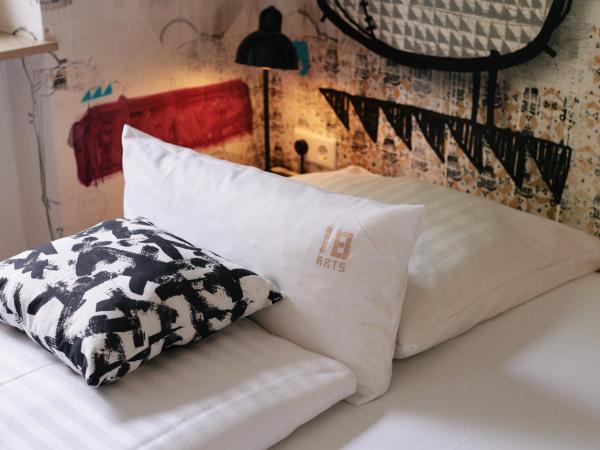 18Arts Hotel - Living in a Gallery! : photo 7 de la chambre chambre double standard (designroom - très populaire)