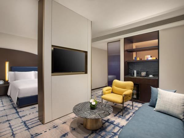 voco Wuhan Xinhua, an IHG Hotel : photo 8 de la chambre suite lit king-size - accès au salon