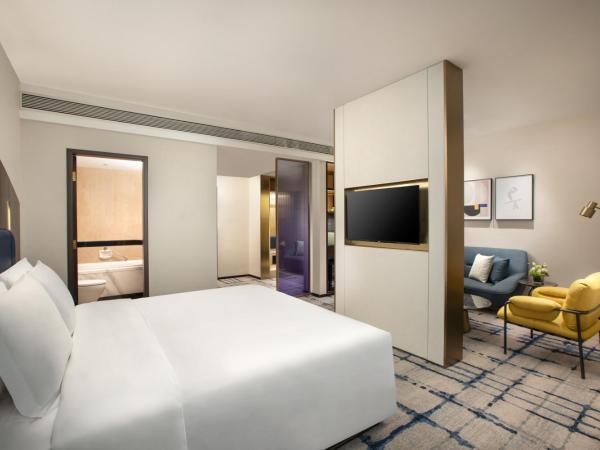 voco Wuhan Xinhua, an IHG Hotel : photo 7 de la chambre suite lit king-size - accès au salon