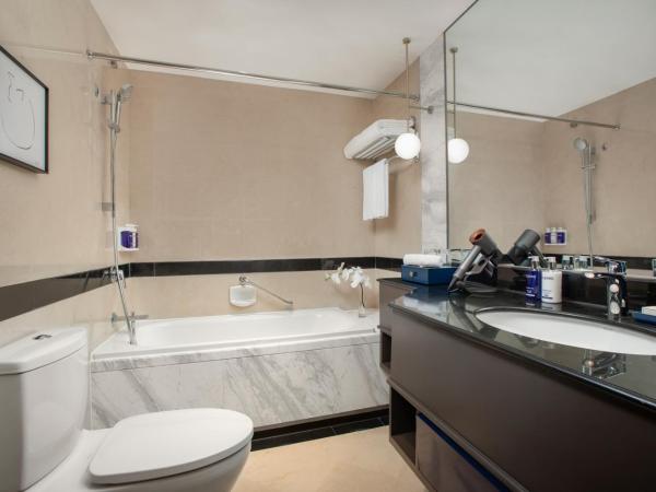 voco Wuhan Xinhua, an IHG Hotel : photo 9 de la chambre suite lit king-size - accès au salon