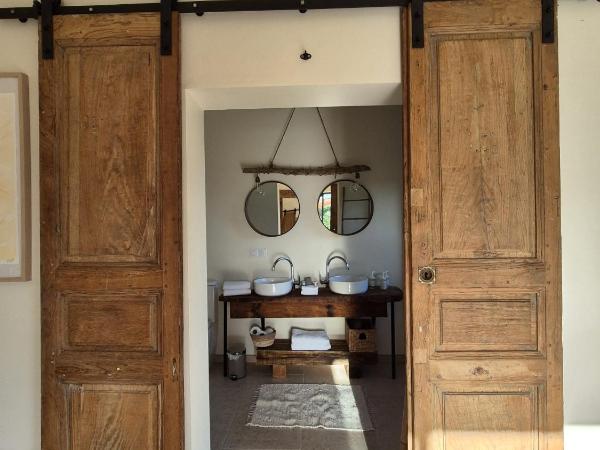 Villa L'Arbousière : photo 5 de la chambre suite avec jacuzzi