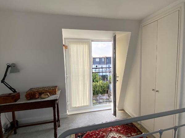 Entire house Wimbledon Lodge : photo 8 de la chambre chambre double avec salle de bains privative