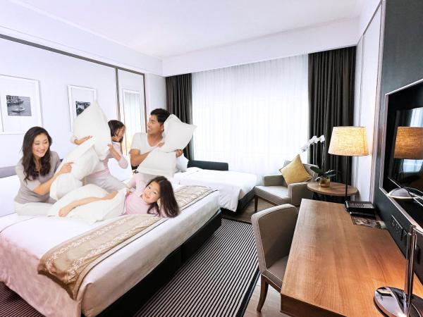 Orchard Hotel Singapore : photo 4 de la chambre premier family room with one super king bed and one single bed