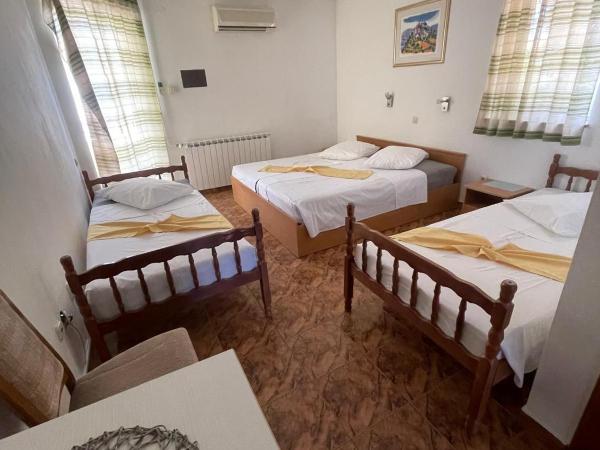 Hotel Biergarten Medulin : photo 4 de la chambre chambre quadruple