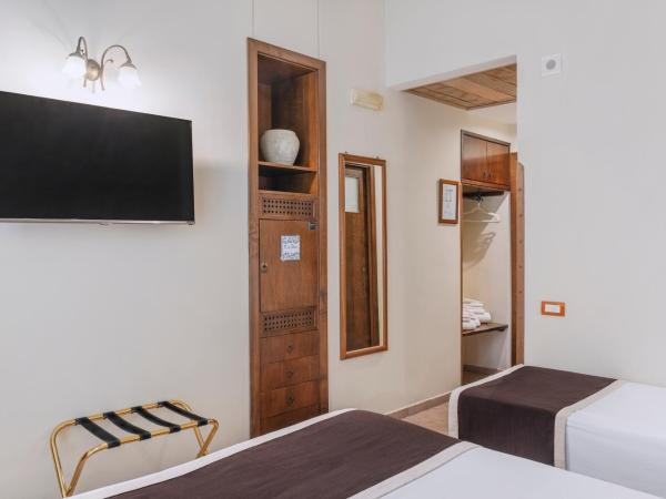 Hotel Il Convento : photo 2 de la chambre chambre triple avec balcon