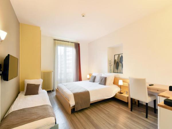 Hôtel du Marché : photo 1 de la chambre chambre triple avec salle de bains commune