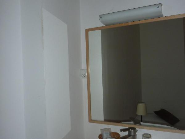 Hôtel du Marché : photo 6 de la chambre chambre simple avec salle de bains commune