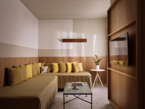 City Hotel Thessaloniki : photo 3 de la chambre suite junior - vue sur intérieur