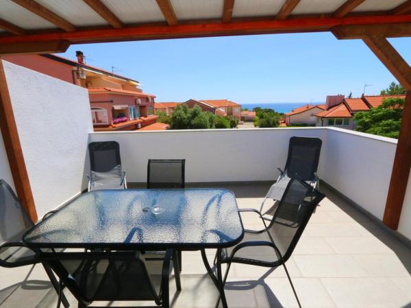 Pansion Comfort Sidro : photo 4 de la chambre chambre quadruple avec terrasse 