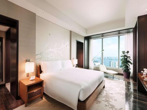 Conrad Tokyo : photo 3 de la chambre suite lit king-size de luxe - vue sur baie