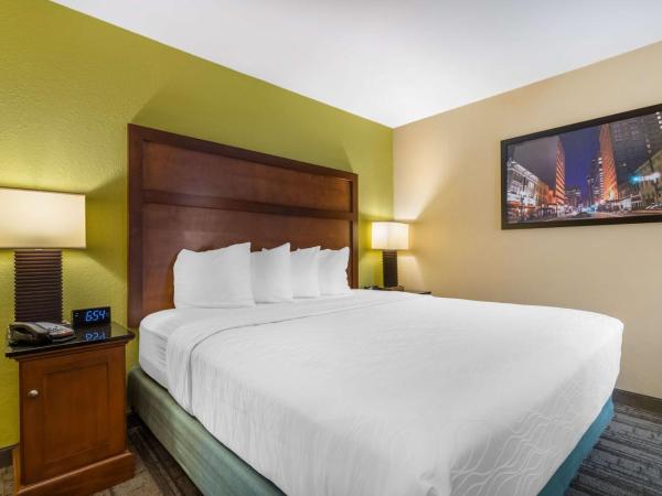 Best Western Plus Houston Energy Corridor : photo 2 de la chambre suite lit king-size avec canapé-lit
