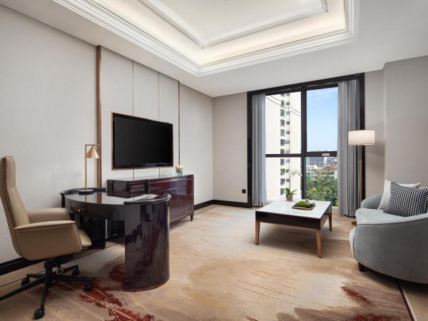 Crowne Plaza Chengdu Tianfu New Area, an IHG Hotel : photo 4 de la chambre suite 1 chambre lit king-size avec canapé-lit