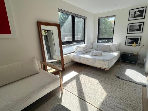 Contemporary Home within Walking distance to Santa Monica Beach : photo 2 de la chambre studio in the back