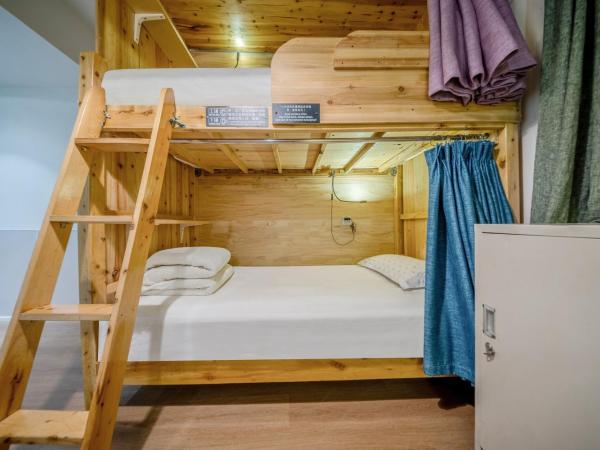 Sonderia Hostel & Bar - Lazybones Hostel : photo 2 de la chambre lit dans dortoir mixte de 4 lits avec salle de bains privée