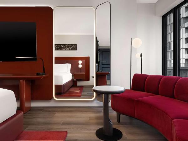 Revery Toronto Downtown, Curio Collection by Hilton : photo 2 de la chambre suite junior lit king-size