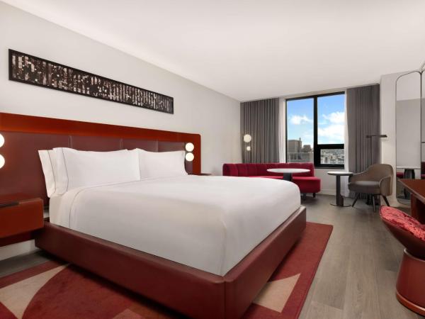 Revery Toronto Downtown, Curio Collection by Hilton : photo 2 de la chambre chambre d'angle lit king-size