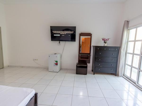 Comfortable Private Rooms in Compound Housing : photo 4 de la chambre chambre double ou lits jumeaux avec salle de bains commune