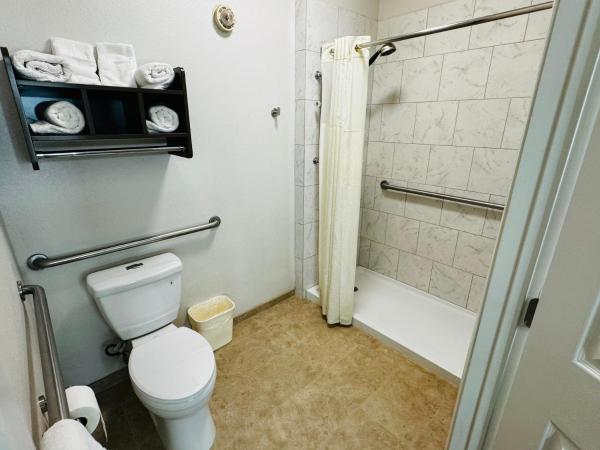 Quality Inn Near Seaworld - Lackland : photo 5 de la chambre suite 2 lits queen-size - accessible aux personnes à mobilité réduite - non-fumeurs