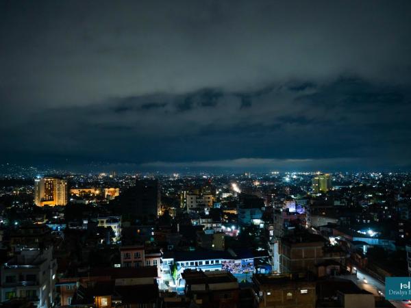 Drishya Hotel : photo 6 de la chambre deluxe queen room with mountain and city view