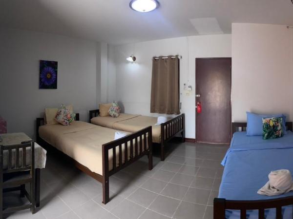 Jenny Hostel HuaHin : photo 1 de la chambre chambre triple avec salle de bains privative