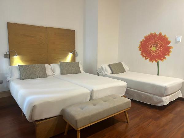 Petit Palace Plaza Málaga : photo 2 de la chambre chambre quadruple supérieure