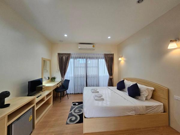 Mercy Hostel : photo 1 de la chambre chambre lit king-size avec balcon