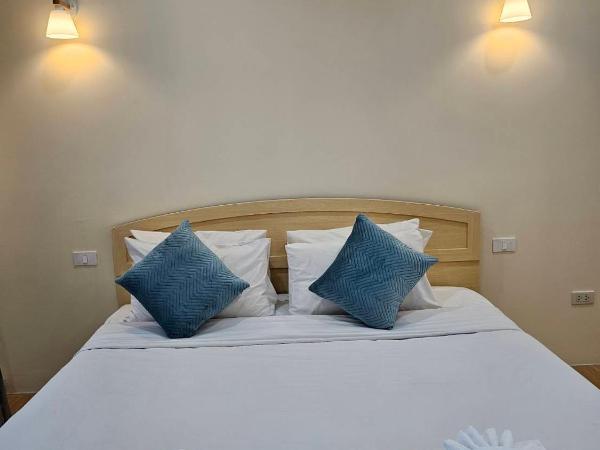 Mercy Hostel : photo 7 de la chambre chambre lit king-size avec balcon