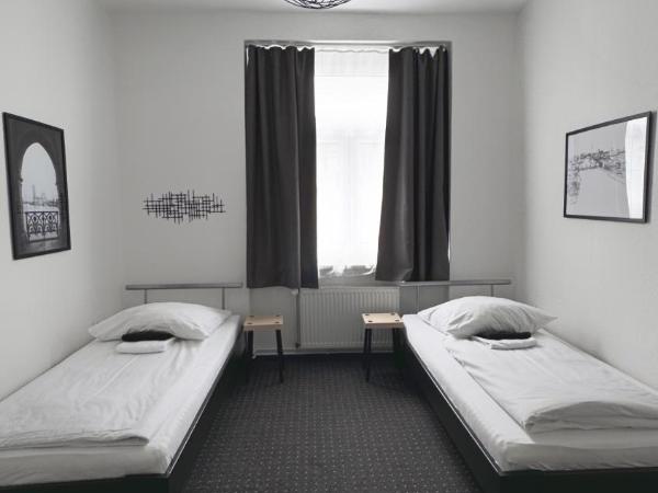 Hotel AVAlex : photo 1 de la chambre chambre double Économique avec salle de bains commune