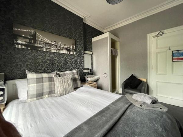 Vaila Guest House : photo 2 de la chambre petite chambre double avec douche et toilettes communes