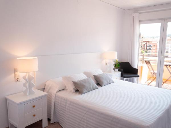 Hostal Comercio : photo 4 de la chambre chambre double ou lits jumeaux avec balcon