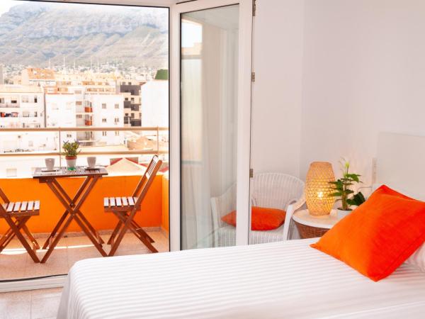 Hostal Comercio : photo 1 de la chambre chambre double ou lits jumeaux avec balcon