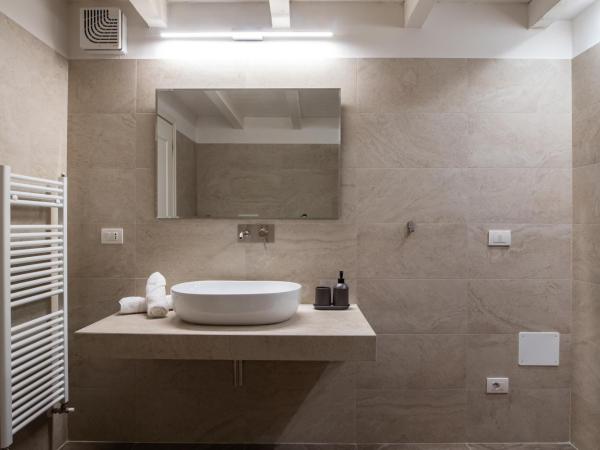 Santo Stefano Loft : photo 9 de la chambre appartement loft 1 chambre avec balcon