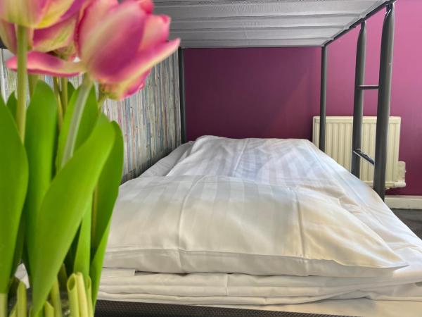 Crafoord Place Hostel : photo 1 de la chambre chambre triple avec salle de bains commune