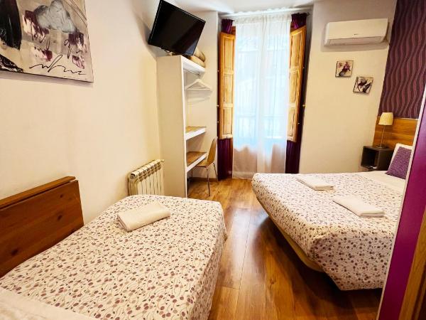 Hostal Abel Victoriano : photo 1 de la chambre chambre double avec lit d'appoint
