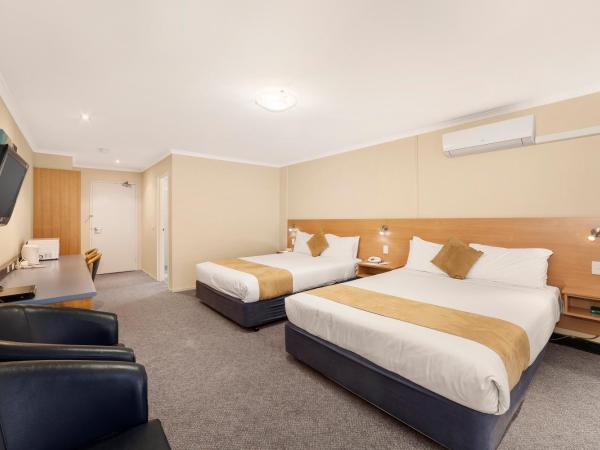 Ciloms Airport Lodge : photo 2 de la chambre chambre avec 2 grands lits queen-size