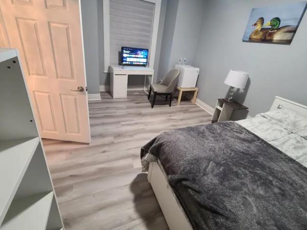 Cloud Bnb Downtown Ottawa : photo 1 de la chambre chambre familiale avec salle de bains